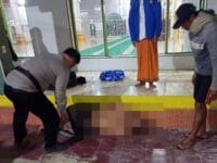SELIDIKI. Polisi melakukan evakuasi terhadap seorang pria tanpa identitas di pelataran masjid di Pangkep.