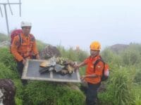 PUING. Tim SAR Gabungan mengamankan puing-puing pecahan pesawat ATR 42-500 di Gunung Bulusaraung.