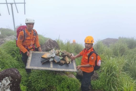 PUING. Tim SAR Gabungan mengamankan puing-puing pecahan pesawat ATR 42-500 di Gunung Bulusaraung.