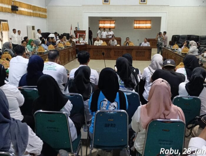 KONFLIK. Rapat Dengar Pendapat (RDP) yang digelar di DPRD Bantaeng mengeluarkan rekomendasi kepada Bupati Bantaeng untuk mencopot direktur PDAM Bantaeng, Suwardi.