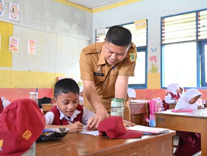 KEBIJAKAN. Kepala Dinas Pendidikan Sinjai Irwan Suaib memantau hari pertama uji coba lima hari sekolah di SDN 3 Balangnipa, Kecamatan Sinjai Utara, Senin (5/1/2026). (Foto: Humas Disdik Sinjai)