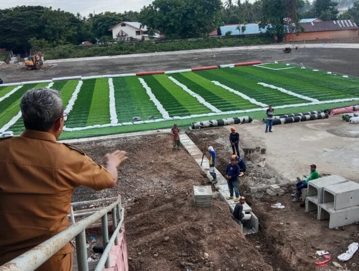 PANTAU. Bupati Jeneponto, Paris Yasir saat memantau perkembangan pembangunan stadion Jeneponto.