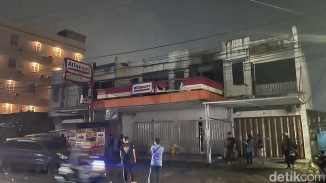 Salah satu mini market di Makassar terbakar di pergantian tahun, Kamis, 1 Januari 2026.
