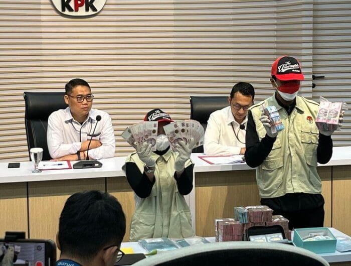 KONFRENSI PERS. Komisi Pemberantasan Korupsi (KPK) kini tidak lagi menampilkan tersangka dalam sesi konfrensi pers. Hal itu dilakukan imbas dari KUHAP baru.