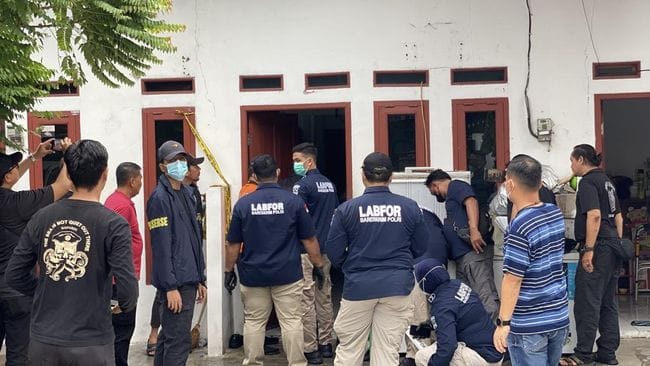 TEWAS. Tiga orang sekeluarga tewas dalam sebuah rumah di Jakarta Utara.