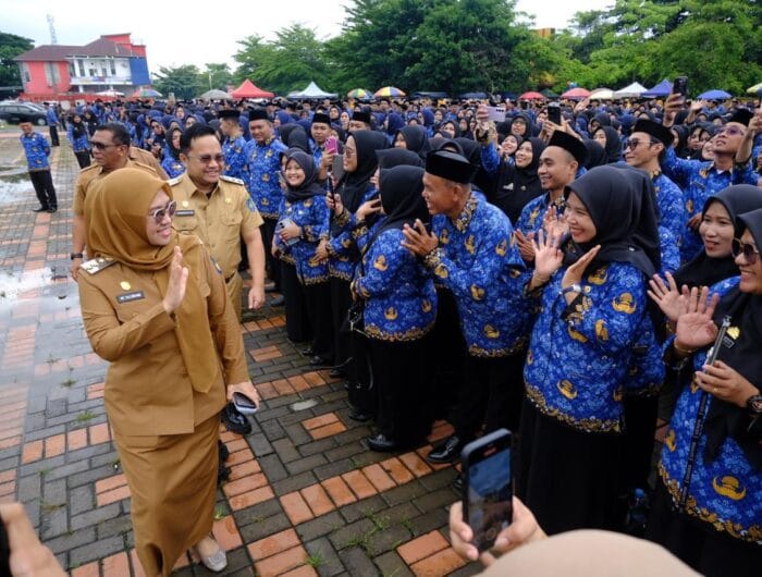 MENYAPA. Bupati Gowa, Sitti Husniah Talenrang saat menyapa para PPPK Paruh Waktu di Lapangan Sultan Hasanuddin, Senin, 5 Januari 2026.