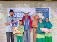 BAHAGIA, Sejumlah warga di sekitar SDIT Al Qalam Gowa menerima bantuan dari sedekah subuh murid SDIT Al Qalam, Gowa.