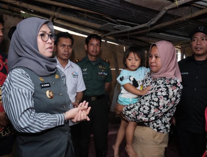 BEDAH RUMAH, Bupati Gowa, Sitti Husniah Talenrang melakukan kunjungan ke rumah warga yang mengalami kemiskinan ekstrem. Mereka akan dibantu untuk bedah rumah dan bantuan modal usaha.