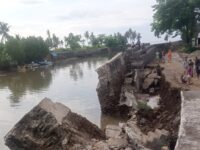 AMBRUK. Kondiri tanggul Sungai Cilendu di Borkal, Bantaeng yang ambruk, Jumat, 9 Januari 2026.