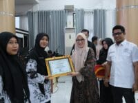 DEDIKASI. Bupati Gowa, Sitti Husniah Talenrang menyerahkan penghargaan kepada guru tebaik di Kabupaten Gowa.