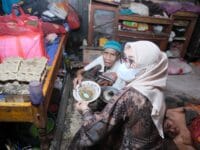 HARU. Bupati Gowa, Sitti Husniah Talenrang saat mendatangi rumah warga miskin ekstrem di Pallangga, Gowa.