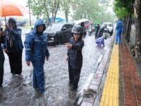 RAWAN. Bupati Gowa, Sitti Husniah Talenrang saat memantau sejumlah titik yang rawan banjir di Kabupaten Gowa.