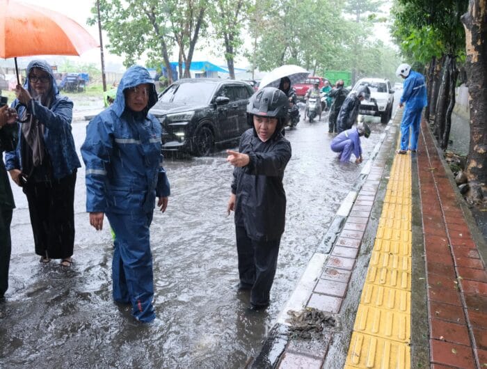RAWAN. Bupati Gowa, Sitti Husniah Talenrang saat memantau sejumlah titik yang rawan banjir di Kabupaten Gowa.