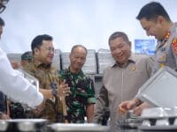 RESMIKAN. Wakil Bupati Gowa, Darmawangsyah Muin saat meresmikan SPPG Bajeng Barat.