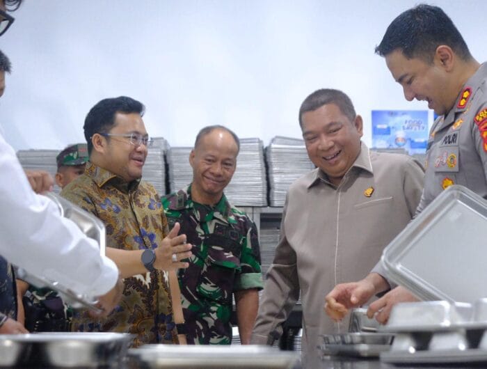 RESMIKAN. Wakil Bupati Gowa, Darmawangsyah Muin saat meresmikan SPPG Bajeng Barat.