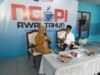 DIALOG. Bupati Gowa, Husniah Talenrang, menjadi narasumber dalam dialog publik bertajuk “Ngopi Awal Tahun, berlangsung di Posko Sun Squad Institute, Jalan Singa, Kecamatan Mamajang, Kota Makassar, Senin (12/1).