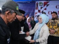 KEPASTIAN HUKUM. Bupati Gowa, Sitti Husniahh Talenrang saat menyerahkan sertifikat PTSL di Kecamatan Tinggimoncong, Jumat, 16 Januari 2026.