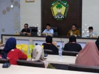 UMKM. Sekda Gowa, Andy Azis Peter saat menerima kunjungan kerja anggota DPR RI Komisi VII, Achmad Daeng Se’re bersama Deputi dan Asisten Deputi Perluasan Pasar Usaha Menengah pada Deputi Bidang Usaha Menengah Kementerian UMKM, Harun Adama Sume .