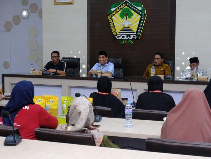 UMKM. Sekda Gowa, Andy Azis Peter saat menerima kunjungan kerja anggota DPR RI Komisi VII, Achmad Daeng Se’re bersama Deputi dan Asisten Deputi Perluasan Pasar Usaha Menengah pada Deputi Bidang Usaha Menengah Kementerian UMKM, Harun Adama Sume .