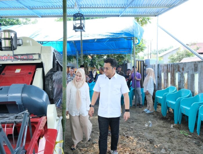 ALSINTAN. Wakil Bupati Gowa, Darmawangsyah Muin saat melihat alat mesin pertanian dari Kementerian Pertanian RI.