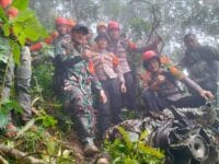 MESIN PESAWAT. TIm SAR gabungan menemukan mesin pesawat yang hancur di Gunung Bulusaraung.
