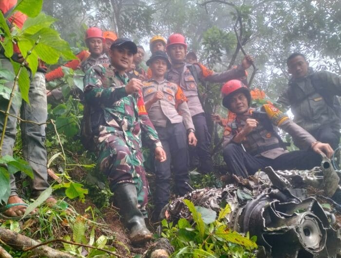 MESIN PESAWAT. TIm SAR gabungan menemukan mesin pesawat yang hancur di Gunung Bulusaraung.