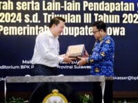 LHP. Wakil Bupati Gowa, Darmawangsyah Muin saat menerima LHP dari BPKP Sulsel, Senin, 19 Januari 2026.