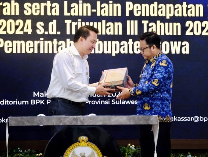 LHP. Wakil Bupati Gowa, Darmawangsyah Muin saat menerima LHP dari BPKP Sulsel, Senin, 19 Januari 2026.