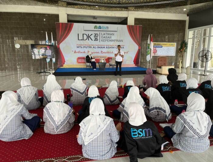 SOSIALISASI. Satuan Narkoba Polres Gowa melakukan sosialisasi tentang bahaya narkoba kepada pelajar di Gowa.