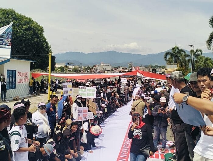 LOCK DOWN. Warga Luwu Raya melakukan aksi unjuk rasa dan memblokade trans Sulsel.