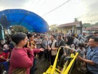 BANTUAN. Wakil Bupati Gowa, Darmawangsyah Muin kembali menyalurkan bantuan Alsintan dari Kementan RI kepada petani di Gowa.