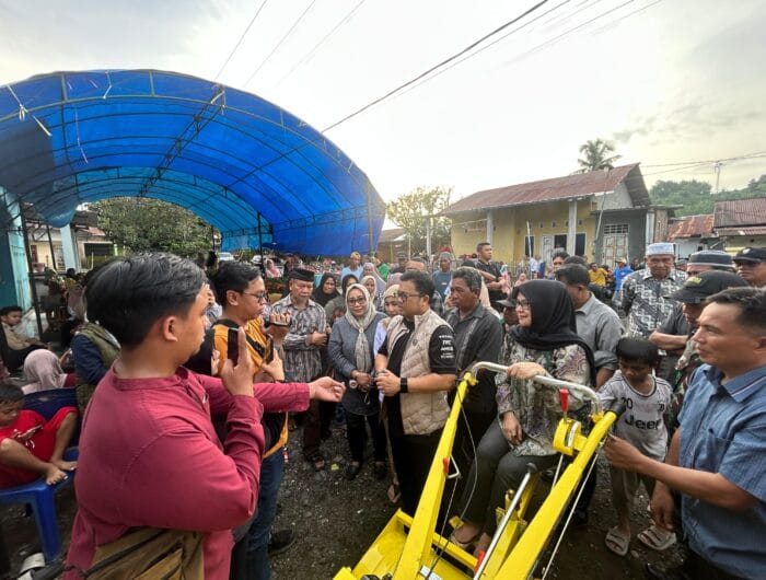 BANTUAN. Wakil Bupati Gowa, Darmawangsyah Muin kembali menyalurkan bantuan Alsintan dari Kementan RI kepada petani di Gowa.