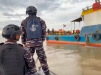 Aparat TNI melakukan pengamanan kapal tanker yang memuat BBM Ilegal di Makassar.