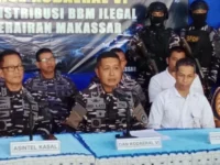 MODUS. Dankodaeral VI Laksamana Muda TNI Andi Abdul Aziz Ungkap Modus Operasi Penyelundupan BBM Ilegal di Makassar.