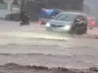 PARAH. Banjir melanda jalan Poros Barru-Pangkep akibat hujan deras yang melanda daerah itu. Sebanyak 11 desa ikut terdampak banjir tersebut.