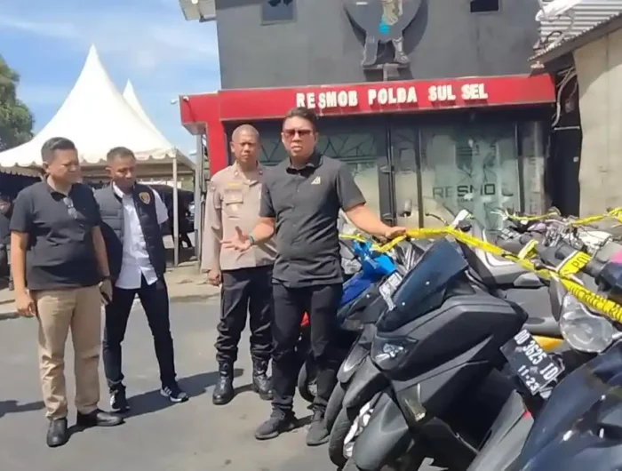BUKTI. Polisi mengamankan tersangka pencurian sepeda motor yang sudah beraksi sejak 2016 lalu di Bulukumba.