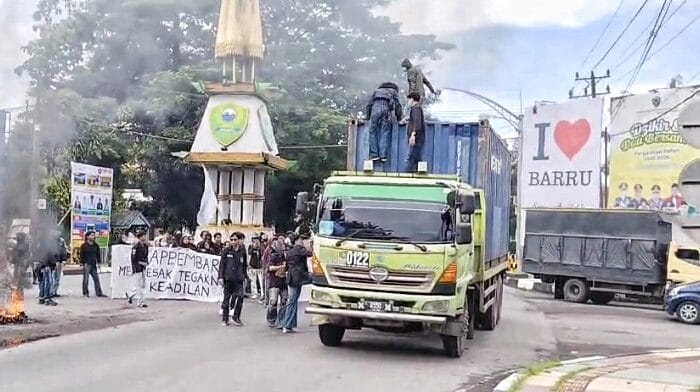 DEMO. Sejumlah aktivis di Kabipaten Barru melakukan aksi unjuk rasa terkait keberadaan PT Conch.