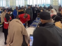 TERLANTAR. Potongan gambar video seorang jemaah umrah asal Makassar yang meninggal dunia di Bandara Jeddah, Arab Saudi.