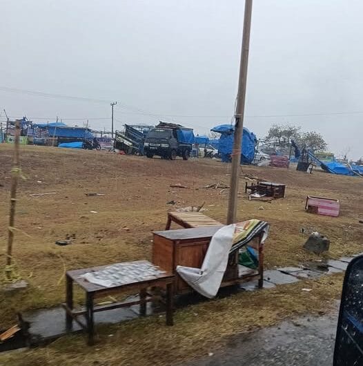 PORAK-PORANDA. Stand pesta adat Pajukukang porak-poranda diterpa angin kencang, Minggu,1 februari 2026.