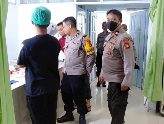 Polisi melakukan evakusi mayat bayi yang ditemukan di tepi sungai Maros.