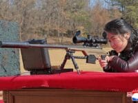 BIDIK. Putri remaja Kim Jong Un, yang dikenal sebagai Ju Ae melakukan uji coba senapan sniper yang merupakan hadiah untuk partai politik.