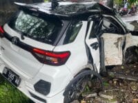 PARAH. Mobil yang dikendarai Wardhana Mamung yang merupakan istri dari anggota DPRD Sulsel, Cept Hariadi ringsek usai tabrak pembatas jalan di Tol Makassar.