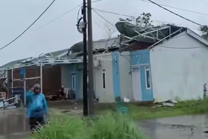Salah satu rumah yang terkena dampak angin kencang di perumahan Findaria, Moncongloe, Kabupaten Maros.