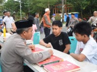 TILANG. Aparat Polres Bulukumba memberlakukan sistem tilang mengaji selama Ramadan. Pelanggar lalu lintas akan dikenai sanksi mengaji selama Ramadan ini.