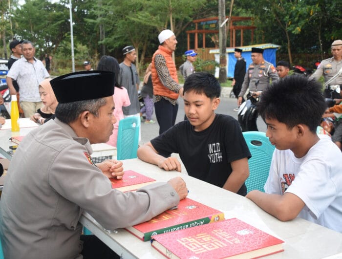 TILANG. Aparat Polres Bulukumba memberlakukan sistem tilang mengaji selama Ramadan. Pelanggar lalu lintas akan dikenai sanksi mengaji selama Ramadan ini.
