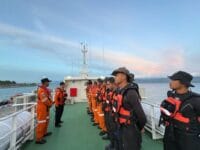 PENCARIAN. Tim SAR gabungan sedang melakukan persiapan di atas KN SAR Baladewa untuk diberangkatkan melakukan pencarian terhadap KLM Nur Ainun Balqis tenggelam di perairan Selat Makassar di wilayah Kabupaten Donggala, Sulawesi Tengah, Senin (16/2/2026).