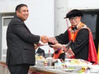 DESERTASI. Bupati Maros, HAS Chaidir Syam saat ujian promosi doktor yang membahas tentang fenomena calon tunggal di Pilkada Maros.