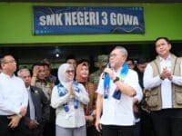 Bupati Gowa, Sitti Husniah Talenrang bersama Menkopohukam, Zulkifli Hasan di Kabupaten Gowa.