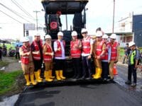 Bupati Gowa, Sitti Husniah Talenrang saat mendampingi Gubernur Sulawesi Selatan, Andi Sudirman Sulaiman di Jalan Poros Galesong Utara, Kecamatan Galesong, Kabupaten Takalar, Selasa (10/2).