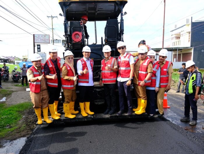 Bupati Gowa, Sitti Husniah Talenrang saat mendampingi Gubernur Sulawesi Selatan, Andi Sudirman Sulaiman di Jalan Poros Galesong Utara, Kecamatan Galesong, Kabupaten Takalar, Selasa (10/2).